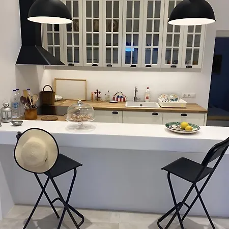 ヴィラ On The Beach, Sarpakis