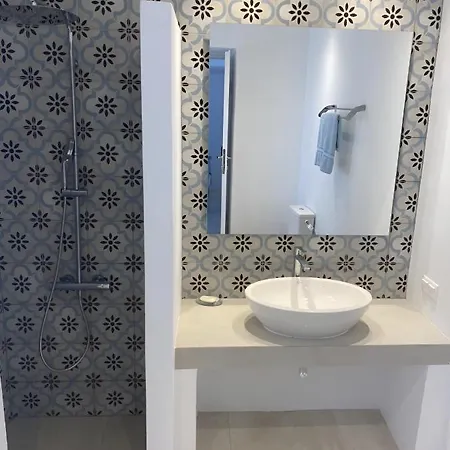 ヴィラ On The Beach, Sarpakis