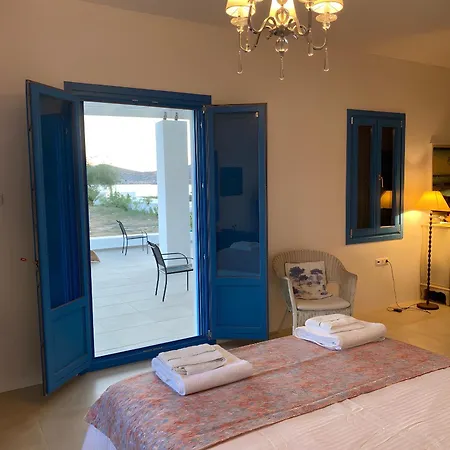 ヴィラ On The Beach, Sarpakis